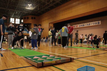 ダ・ビンゴの競技に励む選手たち＝岡山県津山市で