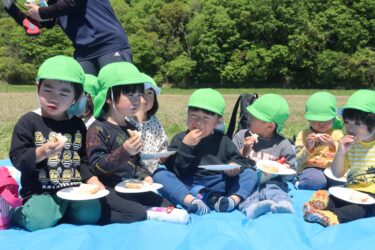 蜂蜜入りのパンをほおばる園児たち=岡山県津山市で