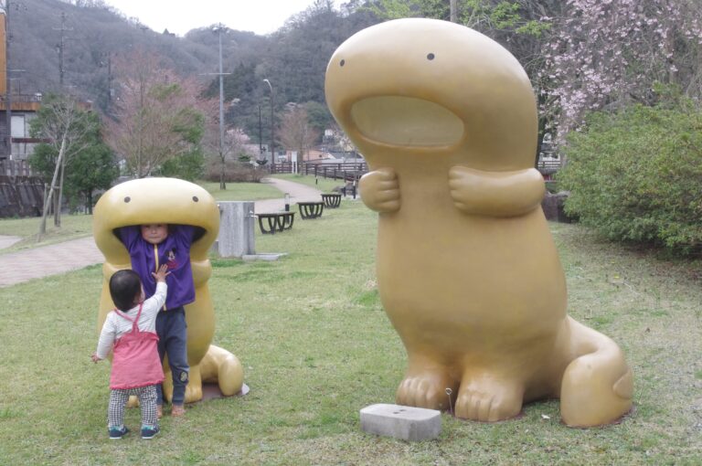 「ゆばら湯っ足り広場」に設置された「ぱっくんはんざき」のモニュメント=岡山県真庭市で