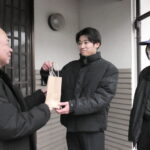 感謝の気持ちを込めてプレゼントを手渡す津山東高生=岡山県津山市東一宮で