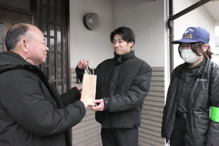 感謝の気持ちを込めてプレゼントを手渡す津山東高生=岡山県津山市東一宮で