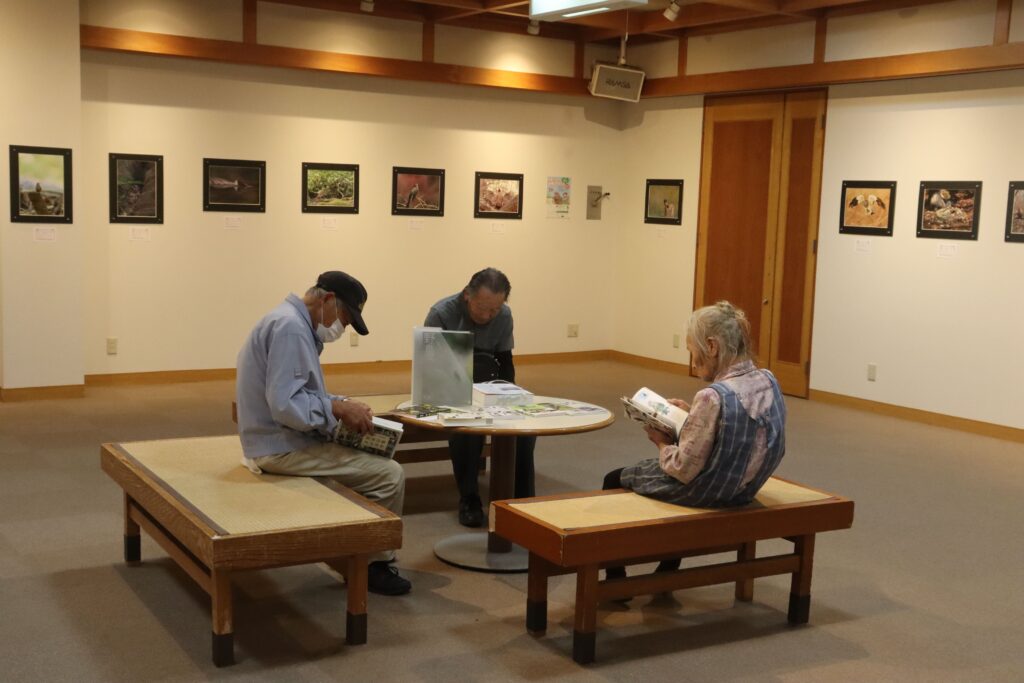 鳥たちの野生美をとらえたカットが並ぶ会場