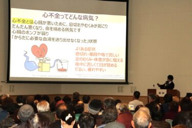 講演に耳を傾ける参加者=岡山県津山市で