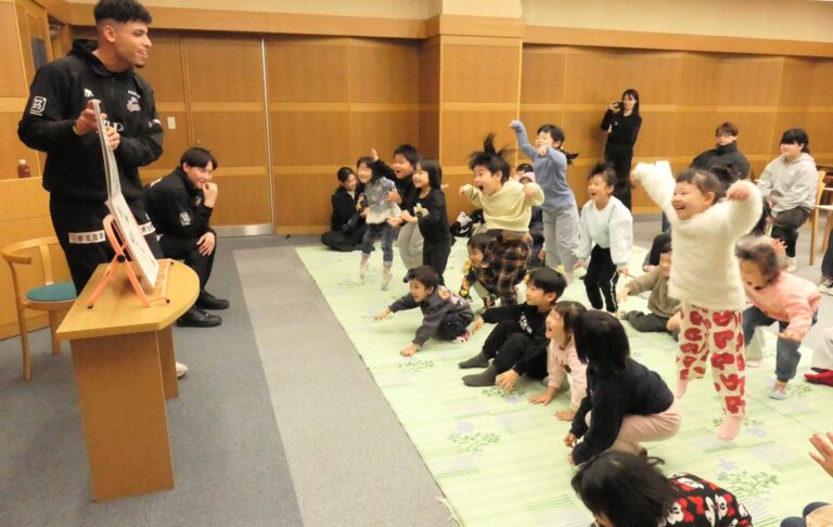 選手たちの読み聞かせを楽しむ子どもら=岡山県津山市で