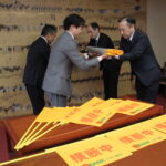 トマト銀行 横断旗寄贈 子ども安全支援／岡山・津山市