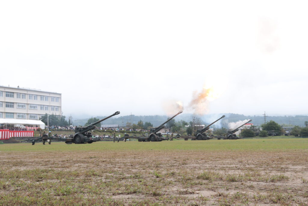 空砲を放つ155ミリ榴弾砲