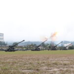 空砲を放つ155ミリ榴弾砲