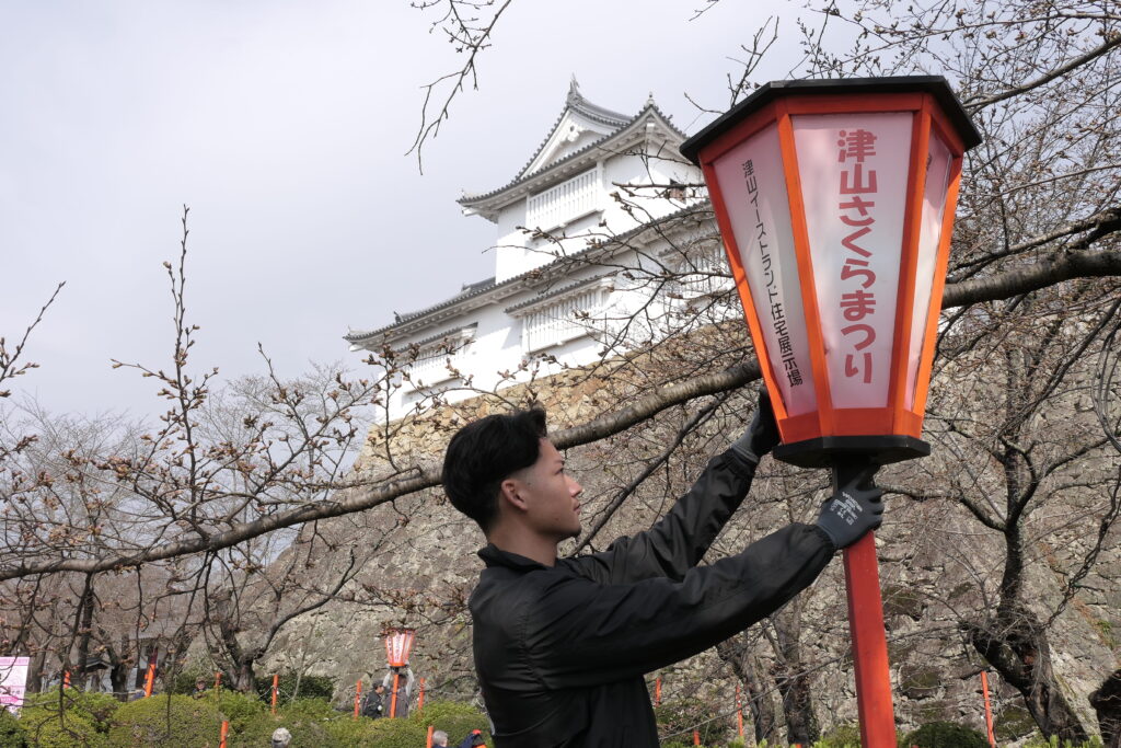 ぼんぼりの設置作業＝二の丸で