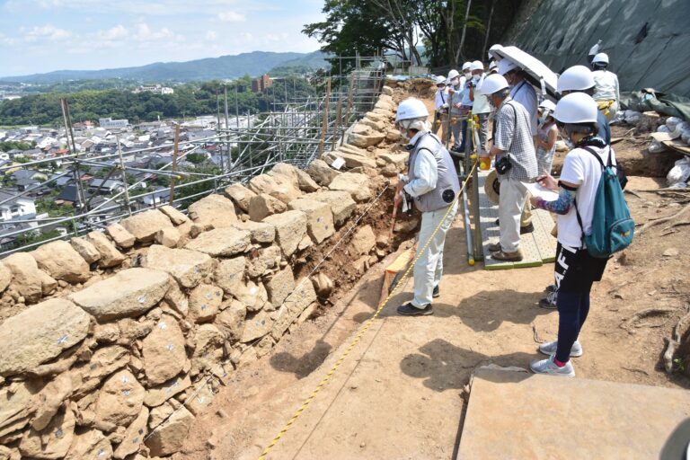 二の丸東側石垣の大規模な修復工事中の山下の国史跡・津山城跡で現地見学会を開催