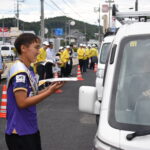 ドライバーに交通安全を呼びかける森選手=岡山県美咲町で