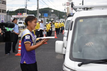 ドライバーに交通安全を呼びかける森選手=岡山県美咲町で