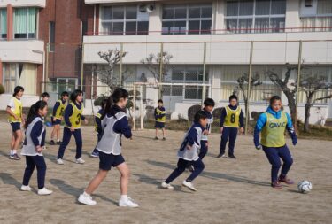 選手とミニゲームを楽しむ児童たち=岡山県津山市で