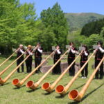 山開きを祝って演奏する蒜山アルプホルン愛好会のメンバー=岡山県真庭市で