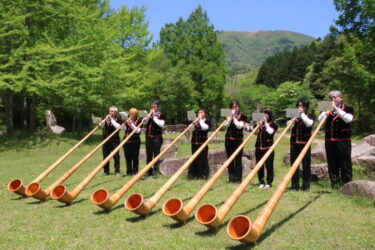 山開きを祝って演奏する蒜山アルプホルン愛好会のメンバー=岡山県真庭市で