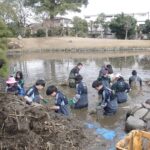 衆楽園の池を清掃する参加者=岡山県津山市で