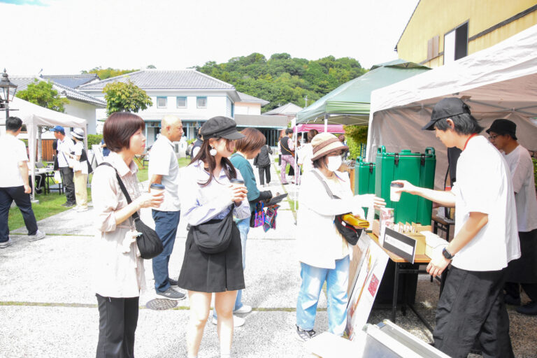 コーヒーを片手に城東のまち歩きを満喫=岡山県津山市で