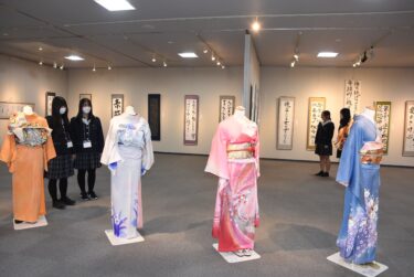 高校生の個性豊かな秀作ずらり　授業内で手がけた作品出展　16日まで／岡山・津山市