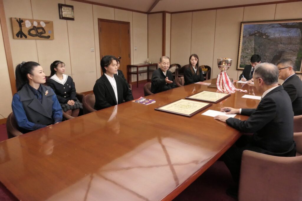 谷口市長に喜びを報告する身志さん、一樹さんら