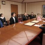 谷口市長に喜びを報告する身志さん、一樹さんら