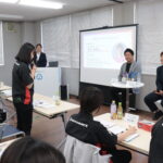 福元さんに質問する女性社員