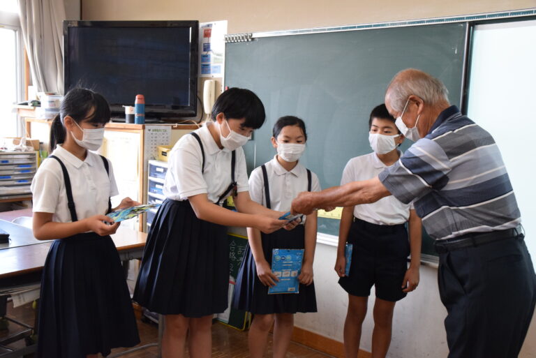 暑さ対策に高倉小学校へ冷感タオル寄贈