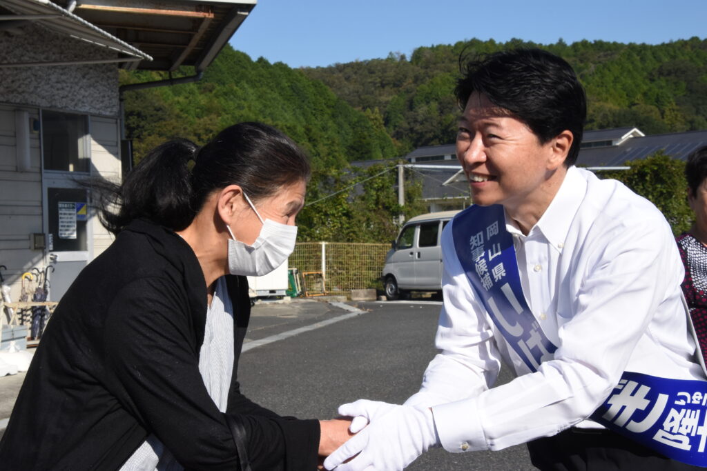 支援者に笑顔でアピールする伊原木氏＝岡山県久米南町内で