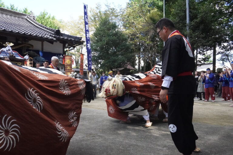 獅子舞の勇壮な地練り=岡山県津山市で