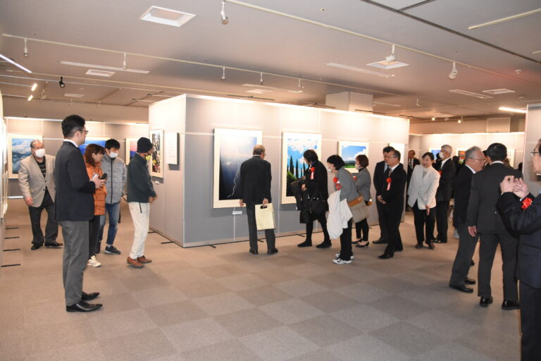 世界各地の自然や風景を捉えた池田大作氏の写真展=岡山県津山市で