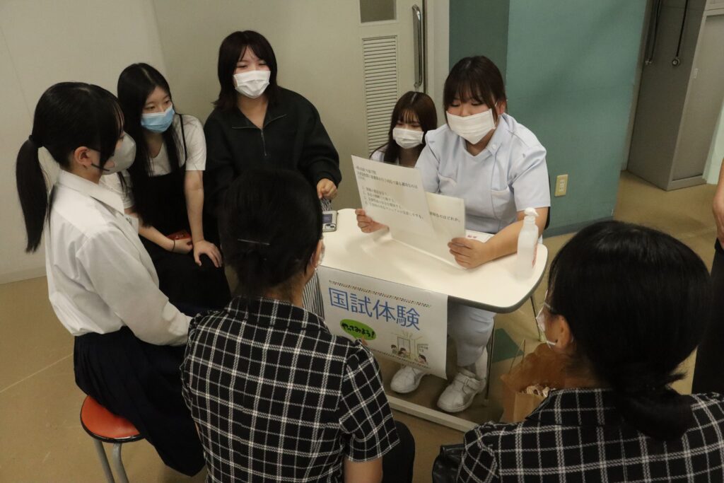 看護師国家試験のクイズに挑戦する参加者