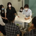 看護師国家試験のクイズに挑戦する参加者