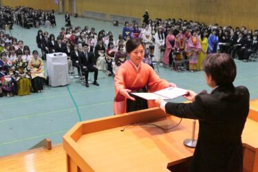 卒業証書を受け取る卒業生=岡山県津山市で