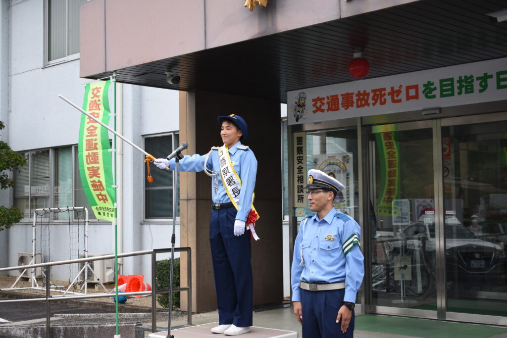 美咲署の「一日署長」を務めた森選手