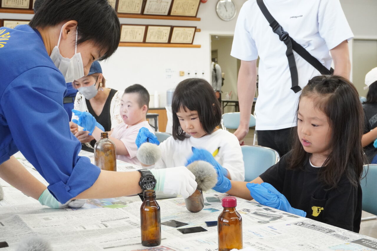 鑑識体験をする家族連れ=岡山県津山市で