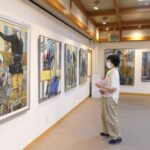 建設現場で働く人たちを描いた作品が並ぶ会場=岡山県津山市で