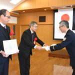 西村消防長から表彰を受ける三宅さん（右）と米井さん=岡山県津山市で