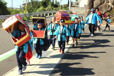 法被(はっぴ)姿で町内を練り歩く園児ら=岡山県津山市で