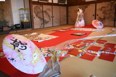 誕生寺の客殿を彩るアート作品=岡山県久米南町で