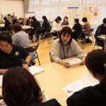 特別支援教育の充実を図り、グループで話し合う参加者＝岡山県津山市で