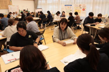 特別支援教育の充実を図り、グループで話し合う参加者＝岡山県津山市で
