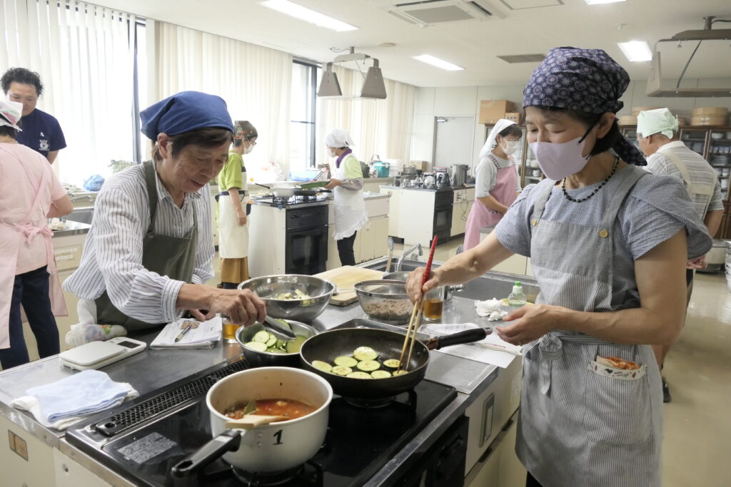 会話を弾ませながらフランス料理づくりを楽しむ参加者