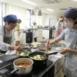 会話を弾ませながらフランス料理づくりを楽しむ参加者