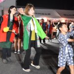 大きな輪になって笑顔弾けた盆踊り=岡山県津山市で