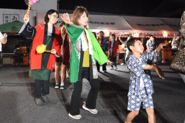 大きな輪になって笑顔弾けた盆踊り=岡山県津山市で