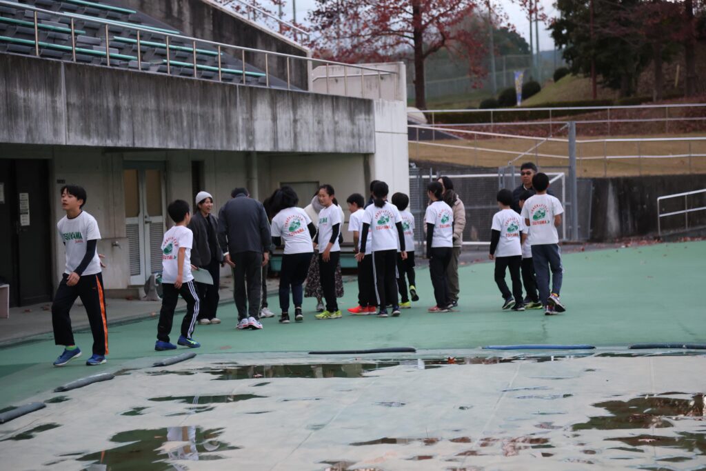 練習後に挨拶する選手たち