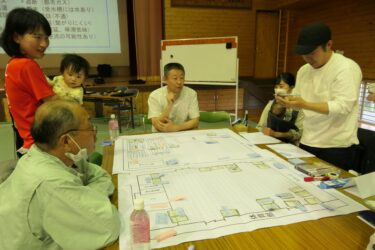 HAGに取り組む参加者たち=岡山県津山市で