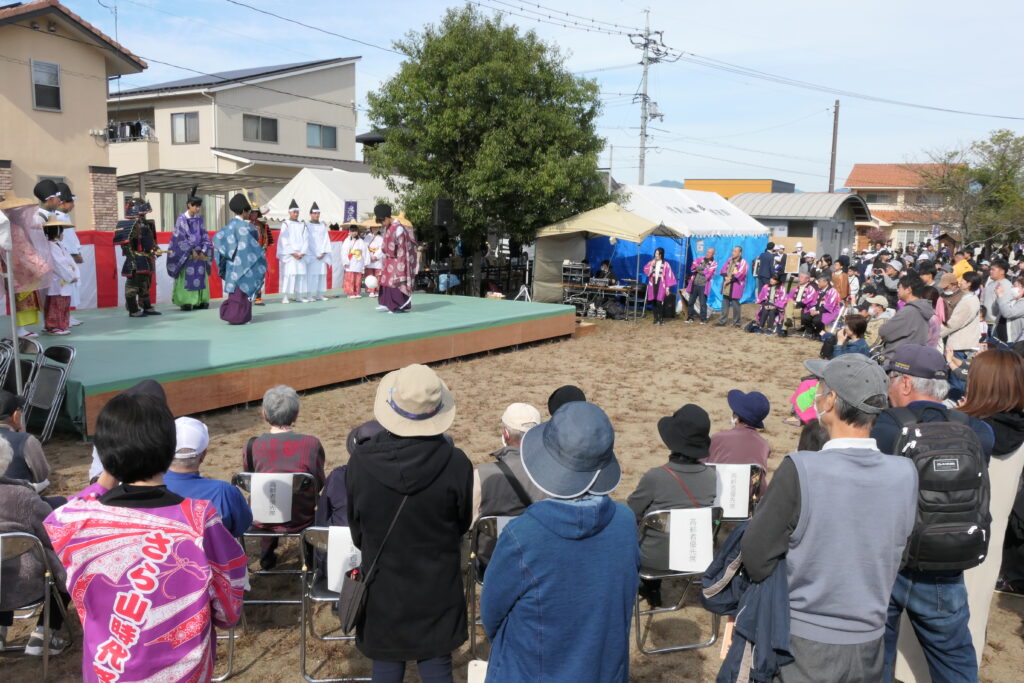 蹴鞠を披露する貴族にふんした高校生たち