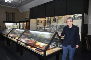 「気軽に立ち寄ってほしい」と来館を呼びかける森本館長=岡山県津山市で