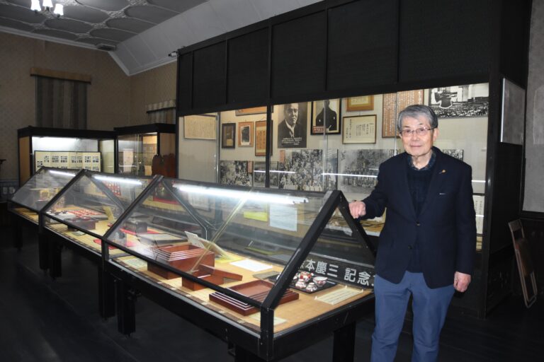 「気軽に立ち寄ってほしい」と来館を呼びかける森本館長=岡山県津山市で