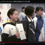 賞状を受け取り笑顔を見せる芦田選手（日本水泳連盟公式ユーチューブチャンネル）