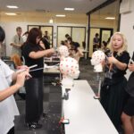 練習用ウィッグを使ってカットに挑戦する中高生=岡山県津山市で